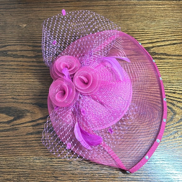 Fuchsia Fascinator with comb - Picture 4 of 8